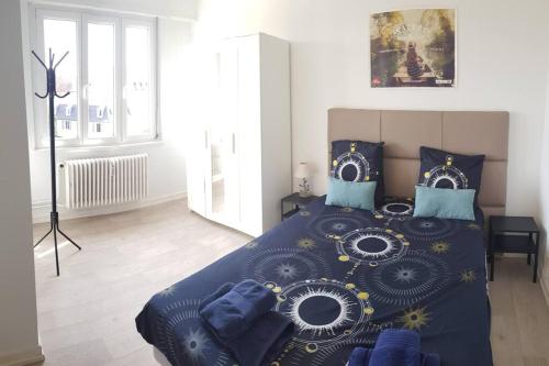 - une chambre dotée d'un lit avec des draps et des ustensiles bleus dans l'établissement Le nid des cigognes à Colmar centre, proche gare, marchés de Noël, à Colmar