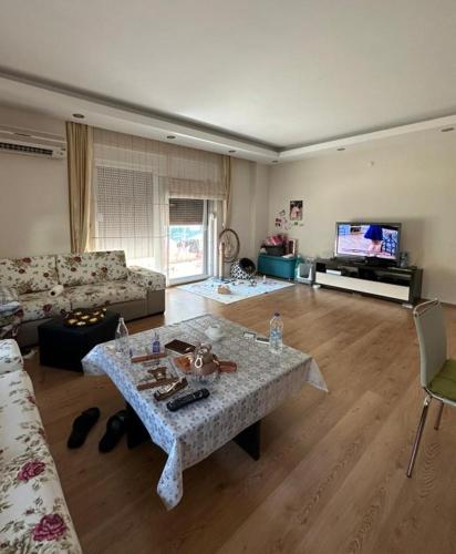 sala de estar con sofá y mesa en Alkale en Alanya