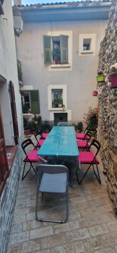 une table bleue et des chaises sur une terrasse dans l'établissement Maison complète Ganzes Haus House 6 Peronnes La Finière Seealpen Isola Village bei Nizza Alpes -Maritimes près de Nice 70 km, à Isola