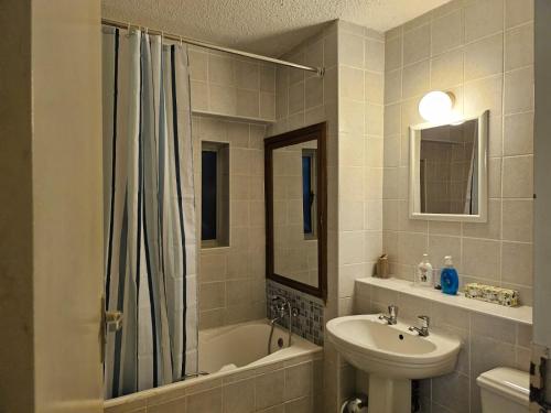 een badkamer met een wastafel, een toilet en een douche bij Stella Maris 118 in Amanzimtoti