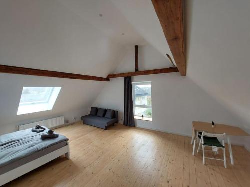 1 dormitorio con 1 cama y 1 sofá en una habitación en Kinderklinik Dachwohnung Lion's Head 1B, en Siegen