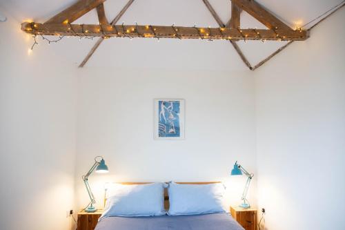Postel nebo postele na pokoji v ubytování 3 bedroom stunning house with garden and amazing sea views