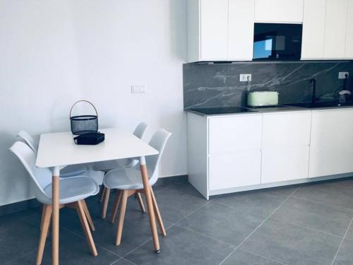 a kitchen with a table and chairs and a counter at Appartement centrum Calpé in Calpe