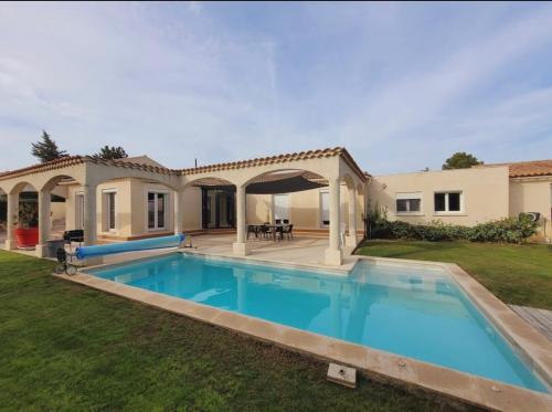 Villa provençale proche d'Avignon