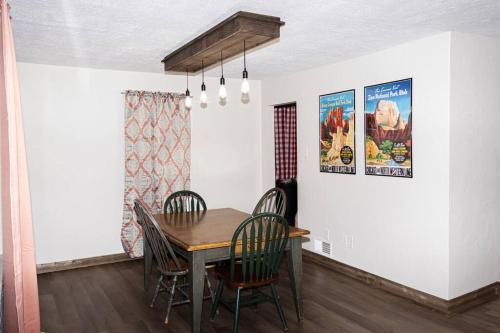 uma sala de jantar com mesa e cadeiras em Utah's Great Outdoors. 2 Bd/1 Ba + kitchen em Salt Lake City
