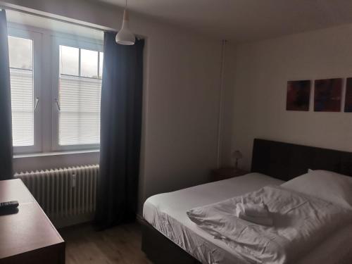 a bedroom with a bed and a window at Ferienwohnung 305 am Kasinopark in Georgsmarienhütte