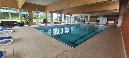 una grande piscina in un grande edificio di Anna Altreichenau a Neureichenau