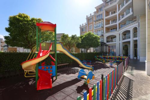 einen Spielplatz mit Rutsche in einem Park in der Unterkunft Rome Palace Deluxe - All Inclusive in Sonnenstrand