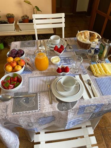 un tavolo con cibo e frutta in cima ad esso di Casa Don Vicenzo a Randazzo