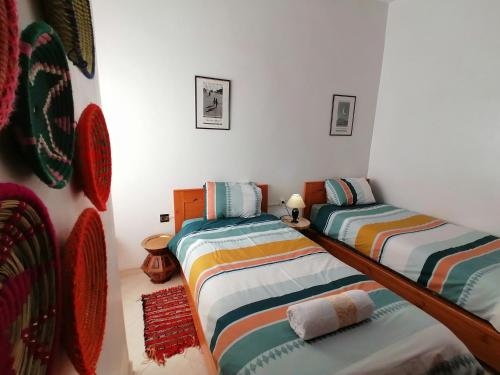 una camera con 2 letti singoli di cozy place ad Agadir