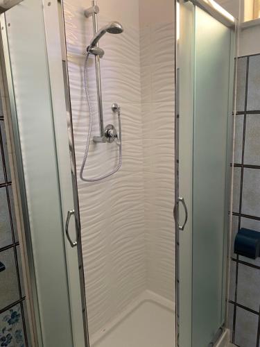 una doccia con porta in vetro in bagno di Casa Don Vicenzo a Randazzo