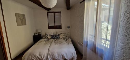 1 dormitorio con cama y ventana en La Finière Seealpen Isola Village bei Nizza Alpes -Maritimes près de Nice 70 km en Isola