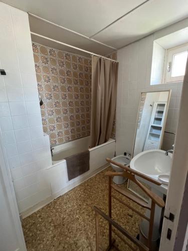 a bathroom with a sink and a toilet and a shower at Appartement centre ville de Carcassonne in Carcassonne
