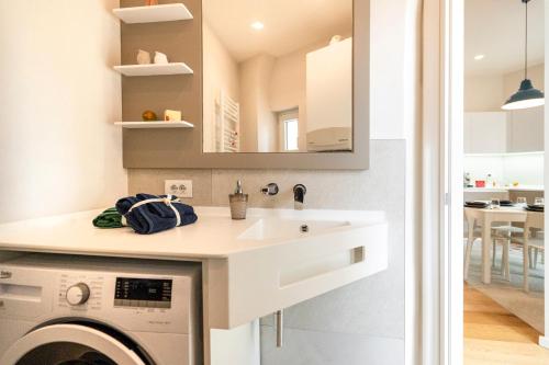 una cucina con lavello e lavatrice di martini apartment a Matera