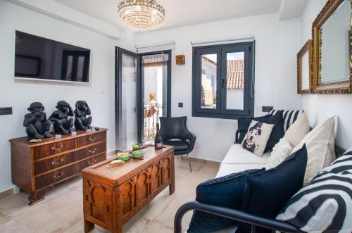 un soggiorno con divano e tavolo di Bonita Casa CUCA a Marbella
