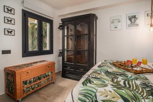a bedroom with a bed and a dresser and a cabinet at Bonita Casa CUCA in Marbella