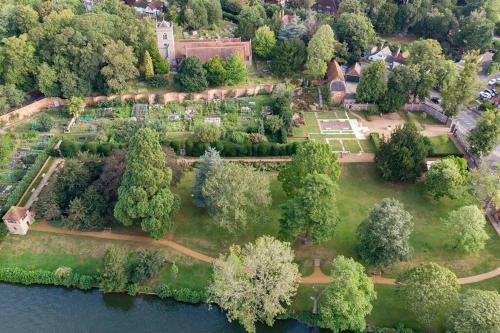 an aerial view of a park with trees and a lake at Stylish House with parking in Caversham nr Reading, by Sauvignon Stays in Caversham