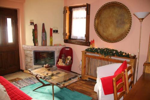 Χώρος καθιστικού στο Cozy Mountain Cabin
