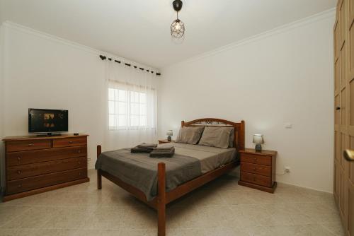 Un pat sau paturi într-o cameră la Apartamento Cristina - Próximo da praia
