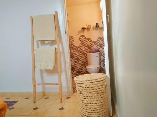 bagno con servizi igienici e scala in camera di Villa brek a Marrakech