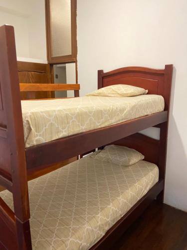 - deux lits superposés dans une chambre dans l'établissement Departamento Cómodo Frente a la Playa, à Manta