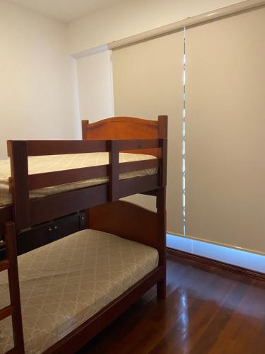 a bedroom with two bunk beds and a sliding glass door at Departamento Cómodo Frente a la Playa in Manta