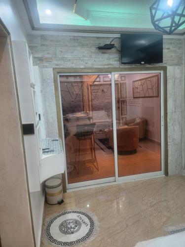 Una televisión o centro de entretenimiento en Luxueux platinium
