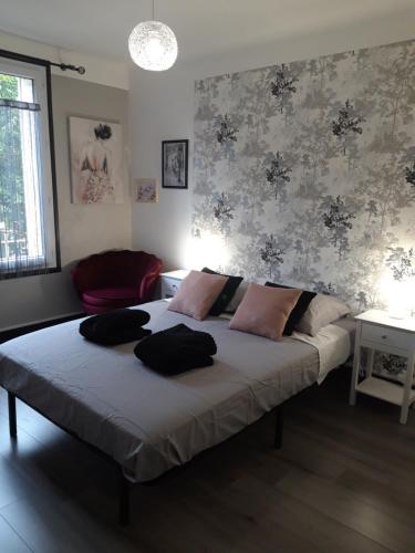 Un dormitorio con una cama grande con almohadas. en Verdun 228 Insolite, en Chambéry
