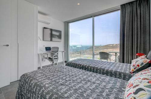 Una habitación de hotel con dos camas y una gran ventana. en Villa Izabele Orange, en Callao Salvaje