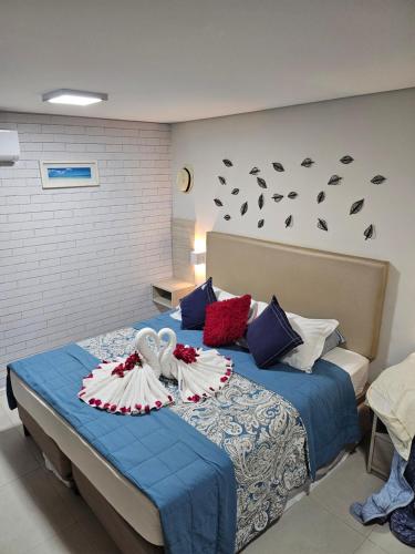 Un dormitorio con una cama con dos cisnes. en Flêbeach en Flecheiras