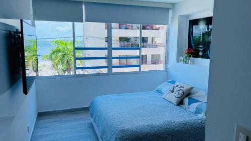 Un dormitorio con una cama con vistas a la playa. en A un Paso de la Playa, en Cartagena de Indias