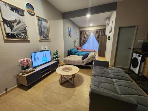 Μια τηλεόραση ή/και κέντρο ψυχαγωγίας στο Mahkota Valley Suite Fajar #TV Box With Netflix