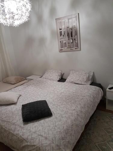 ein Schlafzimmer mit einem Bett mit einem schwarzen Kissen darauf in der Unterkunft Top in Oulu