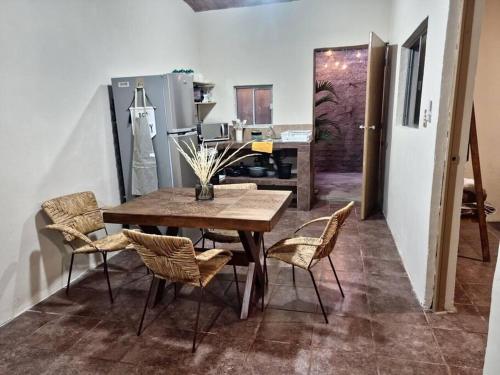 ein Esszimmer mit einem Holztisch und Stühlen in der Unterkunft El Rincón de Petunio in Sayula