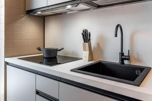 cocina con fregadero y encimera en We Home - Maison San Zeno, Verona, en Verona