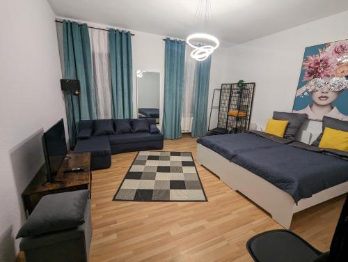 salon z 2 łóżkami i kanapą w obiekcie Schönes 3 Zimmer Apartment in der Altstadt von Koblenz w Koblencji