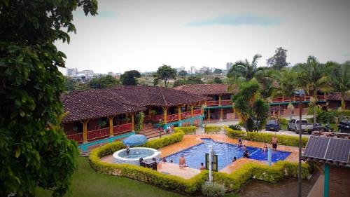 uma vista aérea de uma casa com piscina em Finca Hotel el Diamante em Calarcá