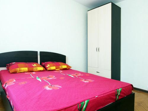 モスクワにあるApartLux Leninsky Suiteのベッドルーム1室(ピンクベッド、キャンドル付)
