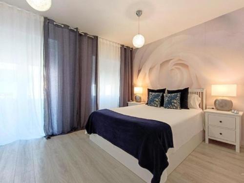アリカンテにあるLUXURY New Loft CITY CENTRE & Castle, Alicanteのベッドルーム1室(大きなベッド1台、大きな窓付)