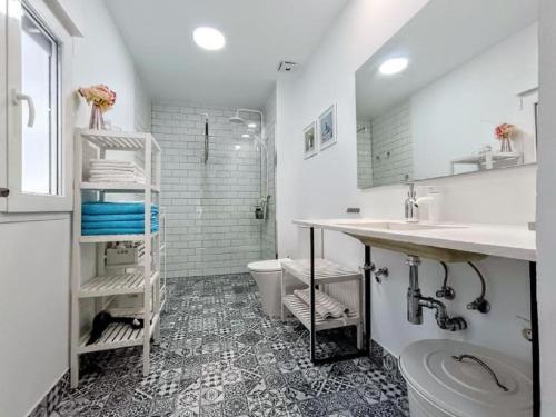 アリカンテにあるLUXURY New Loft CITY CENTRE & Castle, Alicanteの白いバスルーム(洗面台、トイレ付)
