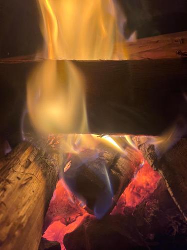una vista de un fuego en un horno con llamas en Glamping Nuna Experience, en Andahuaylas
