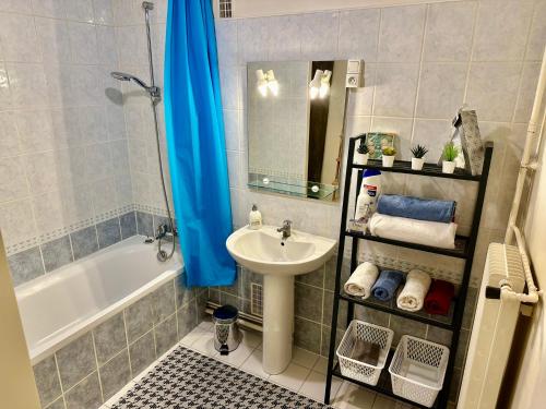 a bathroom with a sink and a bath tub and a sink at La C@sa: Appartement lumineux de 4pièces / 3ch/ Balcon/ Parking in Bagnolet