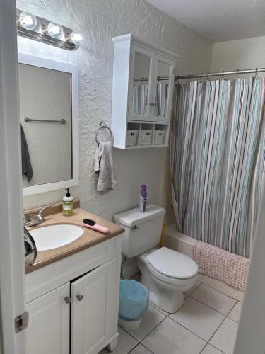 uma casa de banho com um lavatório, um WC e um espelho. em 2-Bedroom Condo on Gulf Shores Beach w/Pool em Gulf Shores