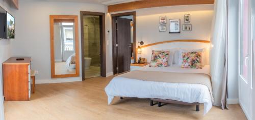 una camera da letto con un letto grande e un bagno di Hotel Monte Brasil ad Angra do Heroísmo