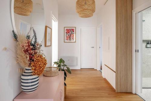 un couloir avec un vase de fleurs sur un comptoir dans l'établissement Convenient luxury home, minutes to CBD + hospital, à Launceston