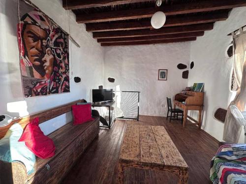 sala de estar con sofá y mesa en Casa Poesía de El Hierro, situada en el centro de El Pinar, en El Pinar de El Hierro