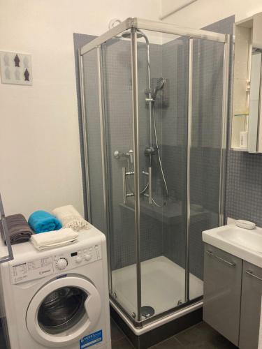 La salle de bains est pourvue d'une douche et d'un lave-linge. dans l'établissement Meublés de Tourisme Beaulieu, à Beaulieu-sur-Mer