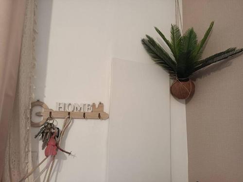 a room with a door with a house sign and a plant at Kedge 9 - proche centre, tram & universités in Talence