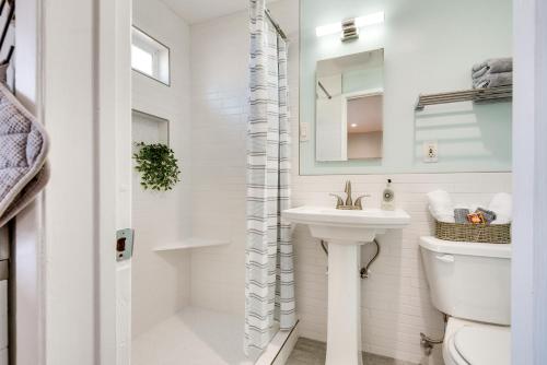 Ένα μπάνιο στο Cozy Simi Valley Studio Less Than 10 Mi to Hiking and Golf