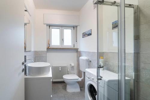 ein Badezimmer mit einem Waschbecken und einer Waschmaschine in der Unterkunft Terrace 27 in Bozen